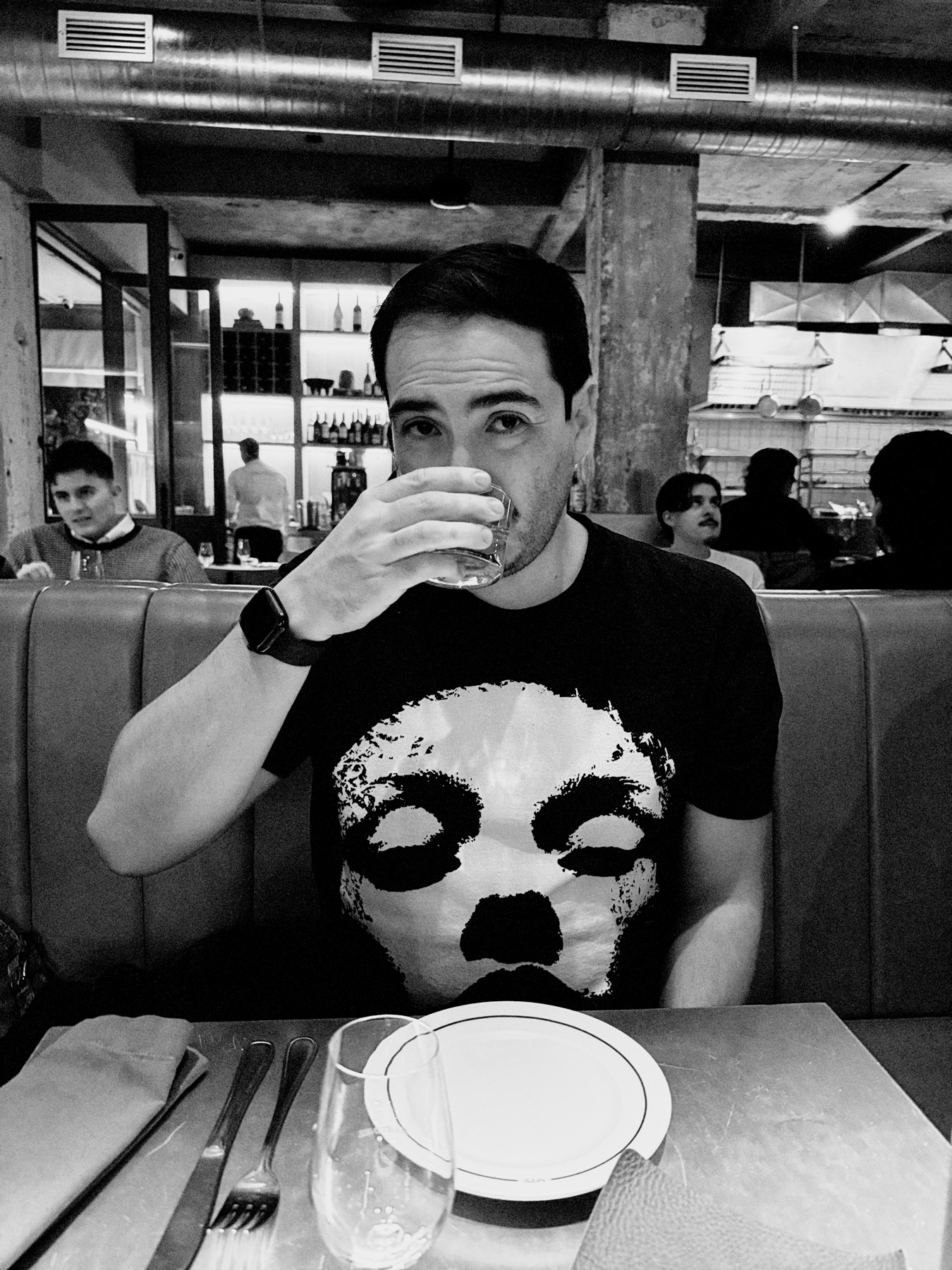 Germán tomando algo en un restaurante